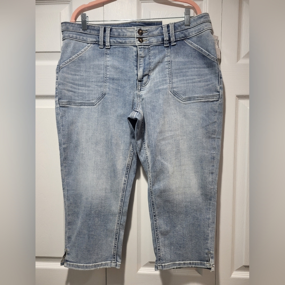 Maurices Midrise Capris, Size 16W, NEW